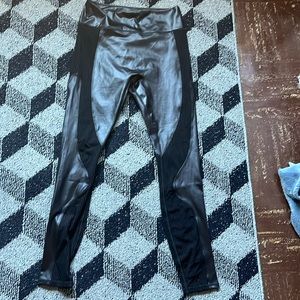 High wasted leggings with black shine.